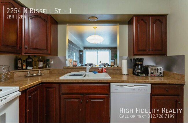 Foto del edificio - 2254 N Bissell St