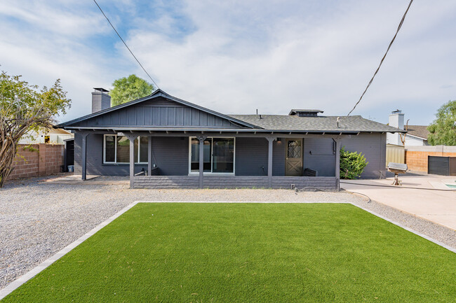 Building Photo - 203 E Manhatton Dr
