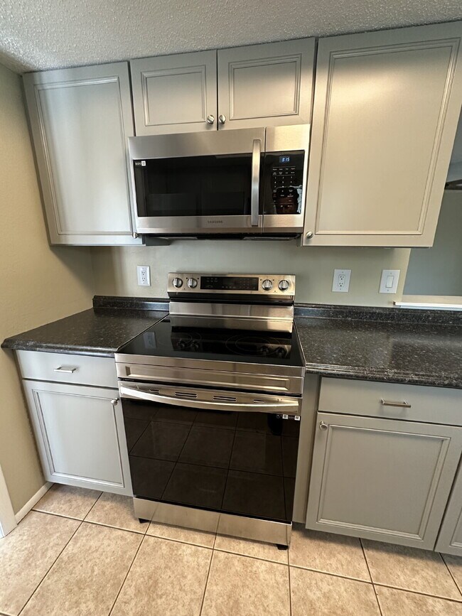 Foto del edificio - Updated 2 Bedroom, 2 Bathroom Home with St...