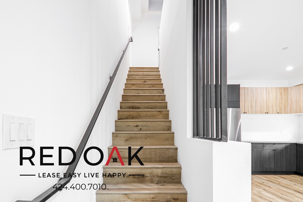 Primary Photo - Luxurious and Spacious Three Story, Three ...