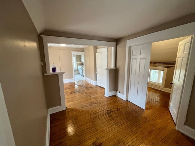 Building Photo - 560 Bellows St