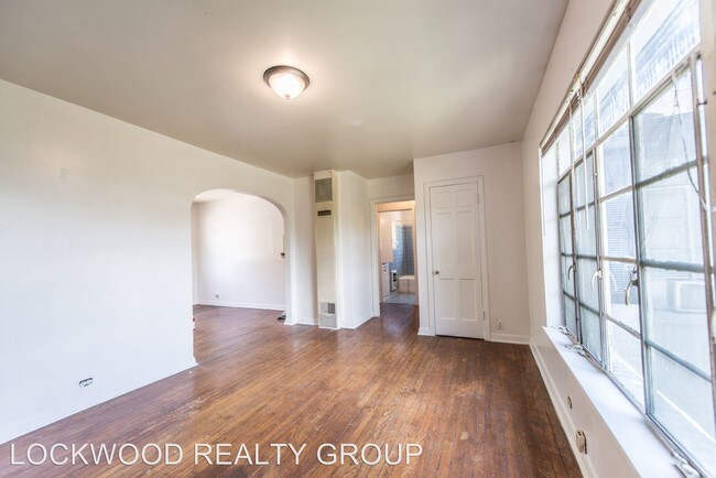 Building Photo - 109 W Oakview Pl