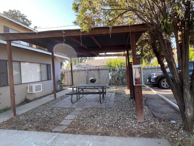 Foto del edificio - Oakdale-3 bedroom/1 bath Apartment