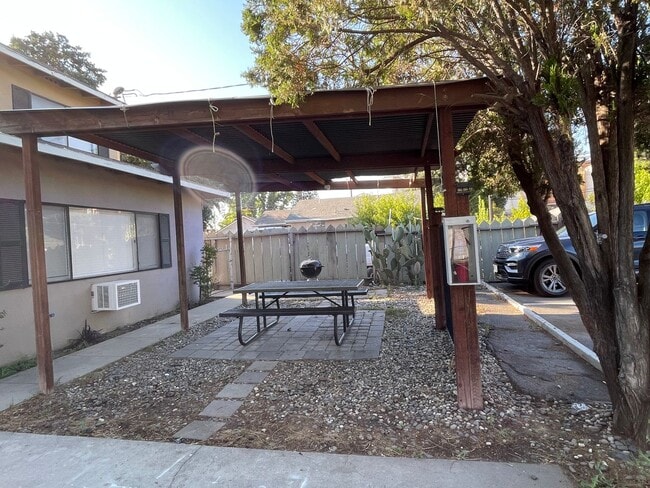 Building Photo - Oakdale-3 bedroom/1 bath Apartment