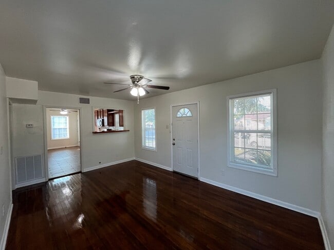 Building Photo - Well Maintained Two Bedroom One Bath!