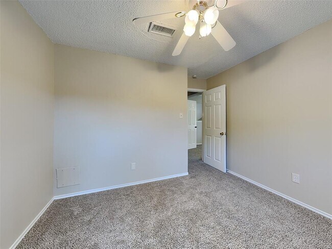Foto del edificio - 8527 Woodland Willows Dr