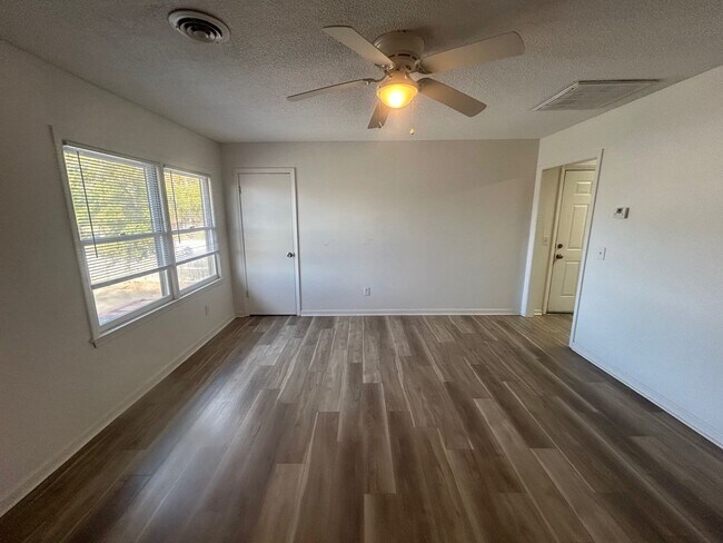 Building Photo - 1723 Stahl St