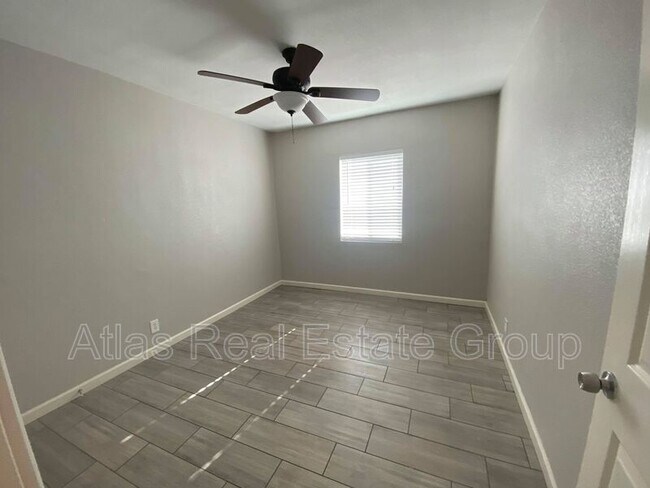 Foto del edificio - 2435 E Clarendon Ave