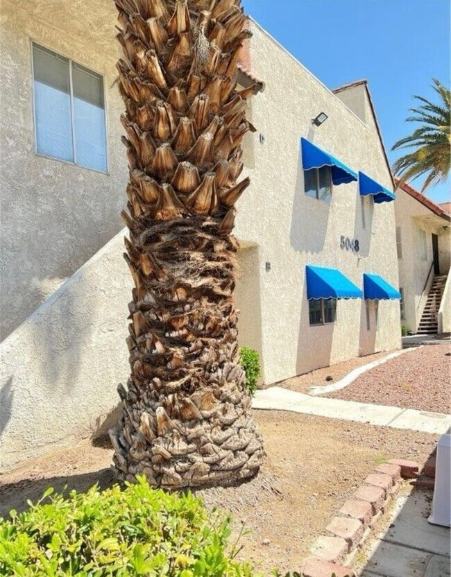 Building Photo - Nice condo 2 bed 2 bath with washer and dryer