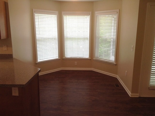 Building Photo - 976 Scottland Dr