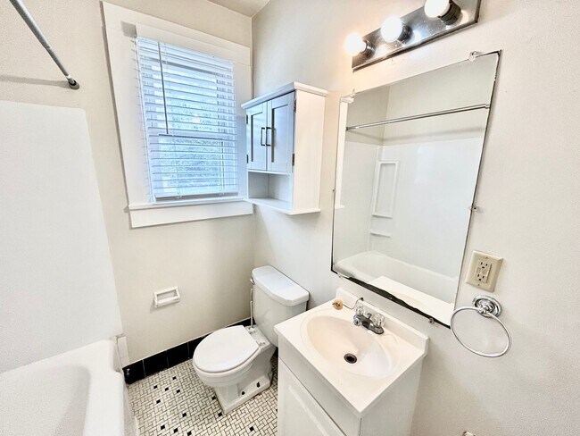 Foto del edificio - 811 Kenmore Ave