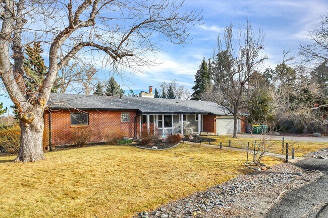 Foto del edificio - Amazing Backyard Oasis in Applewood - Available Soon - Schedule a tour TOAY!!