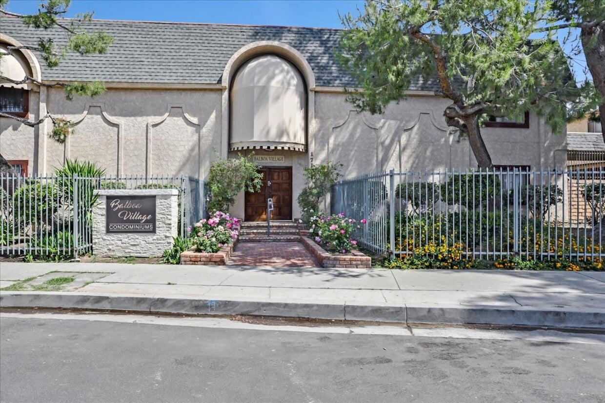 17053 Roscoe Blvd Townhomes in Los Angeles, CA Westside Rentals