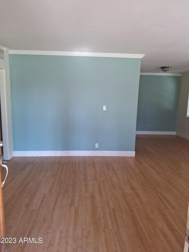 Building Photo - 808 W Earll Dr