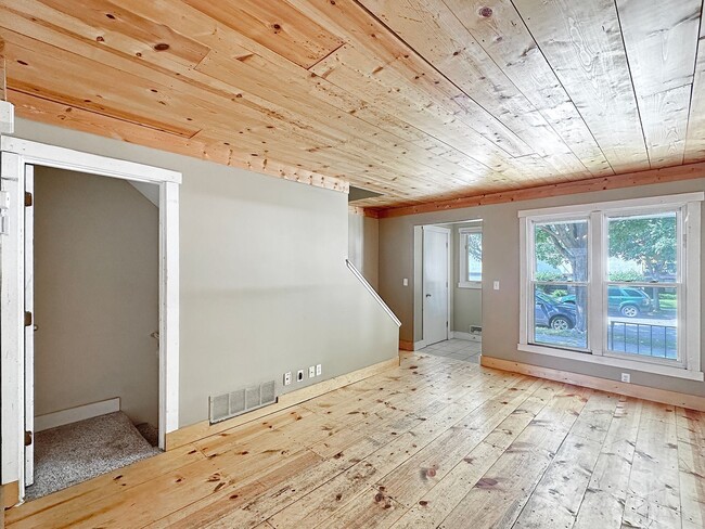 Building Photo - 1008 12th Ave SE