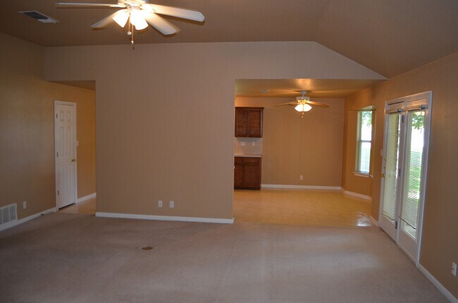 Building Photo - Fantastic 4BR/2BA in Highly Sought After Country Trails!