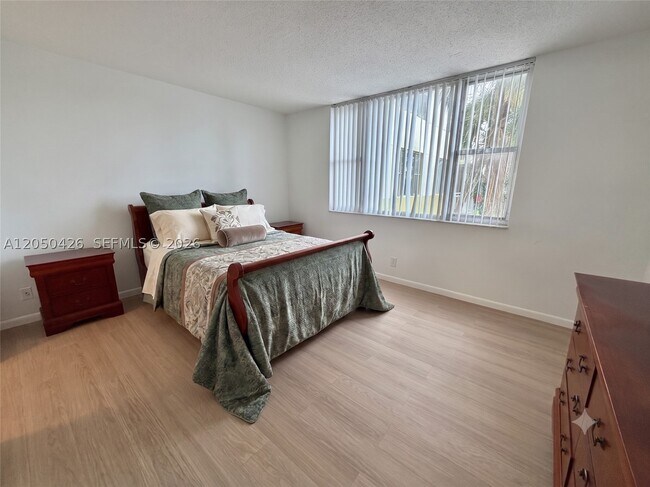 Building Photo - 4400 Hillcrest Dr
