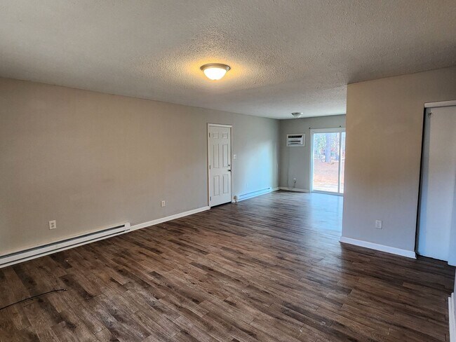 Foto del edificio - Charming 3-bed, 1-bath in Hope Mills