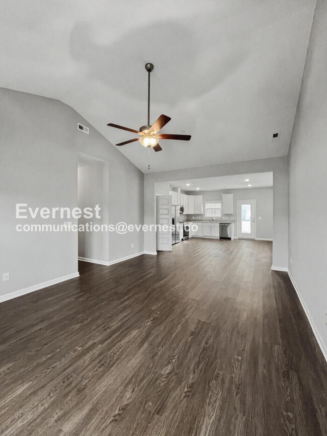 Building Photo - Limited Time Special Offer / 4 Bed, 2 Bath Home with Fenced Yard & Garage / Pet-Friendly / Vouche...