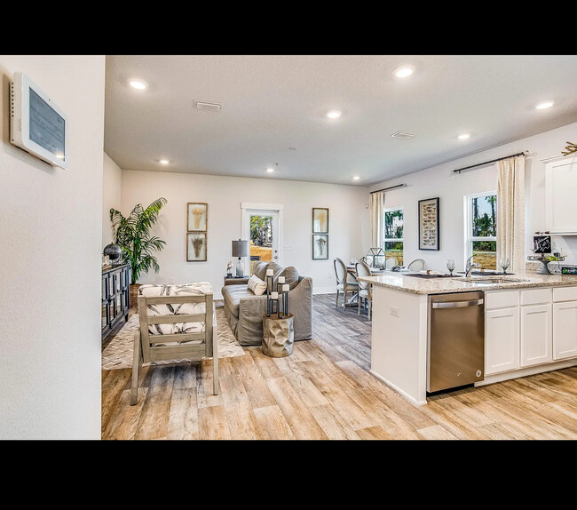 Living Room - 1001 McLaren Cir