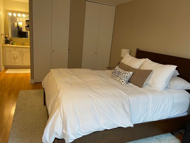 Master Bedroom showing En-Suite - 2020 N Lincoln Park W