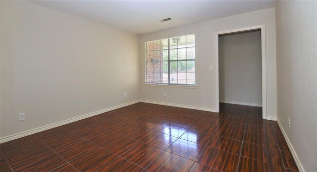Foto del edificio - 4731 Pinebrook Ln