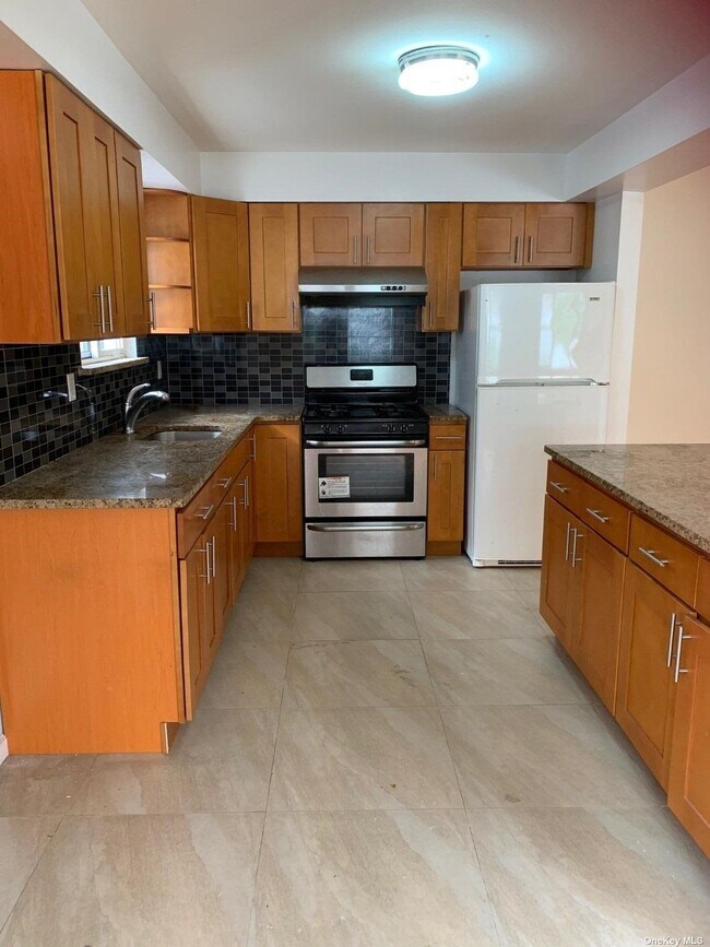Foto del edificio - 65-05 Douglaston Pkwy