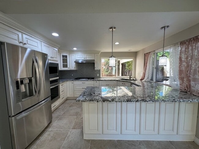 Building Photo - Stunning Newbury Park Home in model condit...