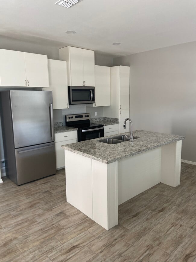 Building Photo - 1406 W Heritage Dr