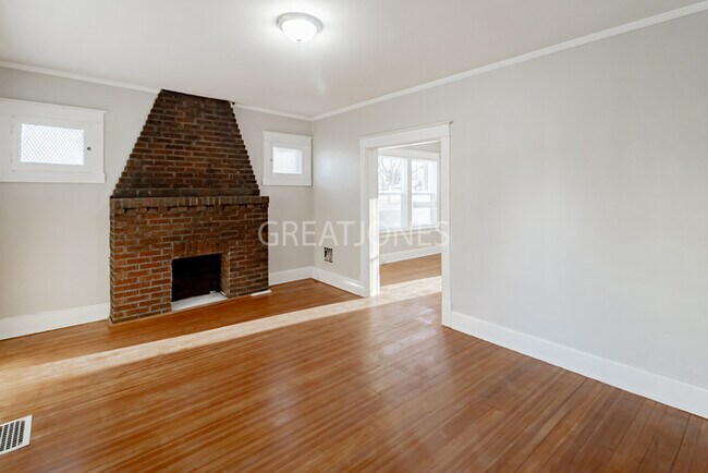 Building Photo - Charming 3 Bedroom  / Beware of Scammers