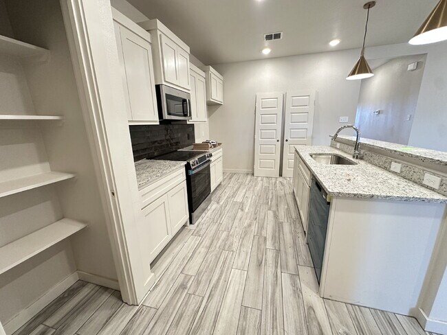 Foto del edificio - Brand new townhomes in Frenship East!