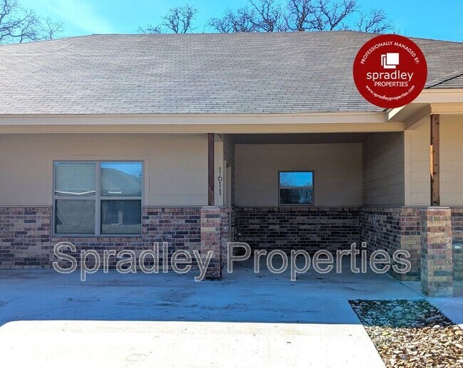 Building Photo - 1611 Sabine Rd