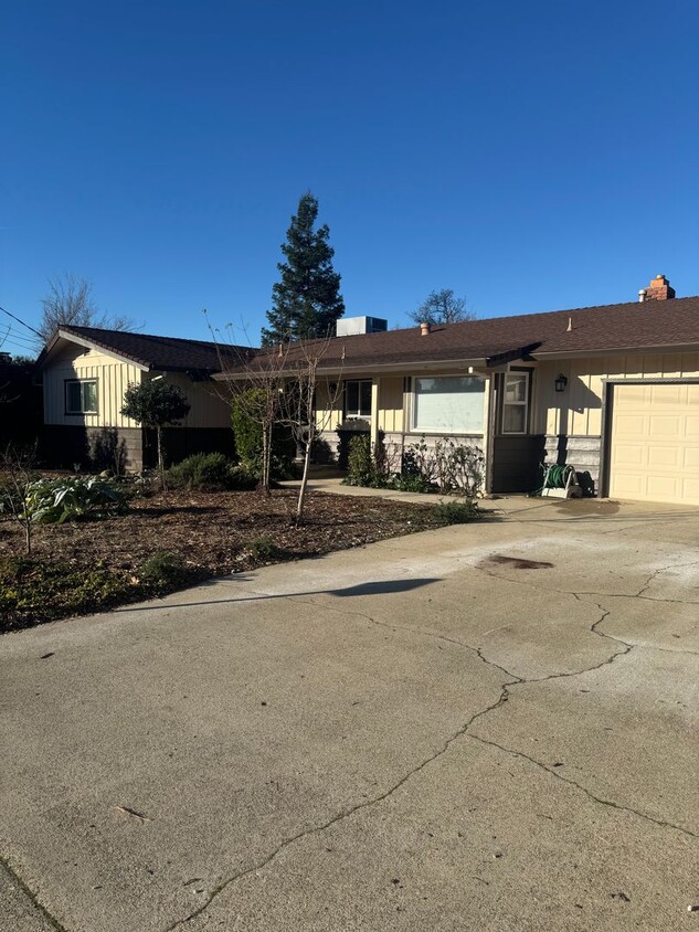 Foto principal - 4 BED 2 BATH HOUSE LOCATED REDDING