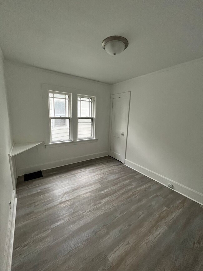 Foto del edificio - Newly remodeled 4 bed 2 bath home available in Rockford ***SECTION 8 OK***