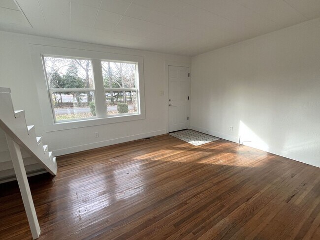 Building Photo - Great 2 Bed 1 Bath Home near MTSU!