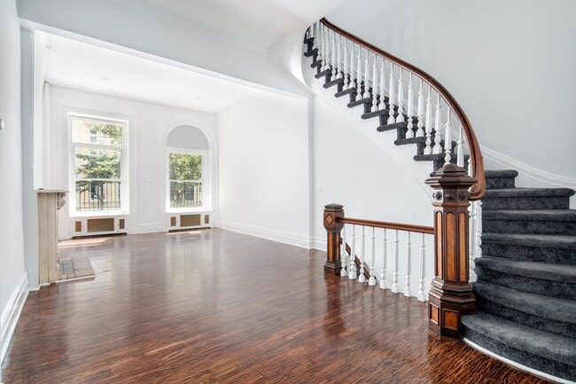 Photo - 179 E 64th St Townhome