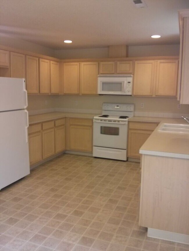 Building Photo - Stylish Three Bedroom Townhome In Camas!!