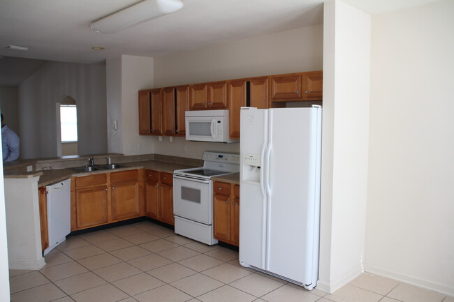 Kitchen - 3750 Silver Bluff Blvd