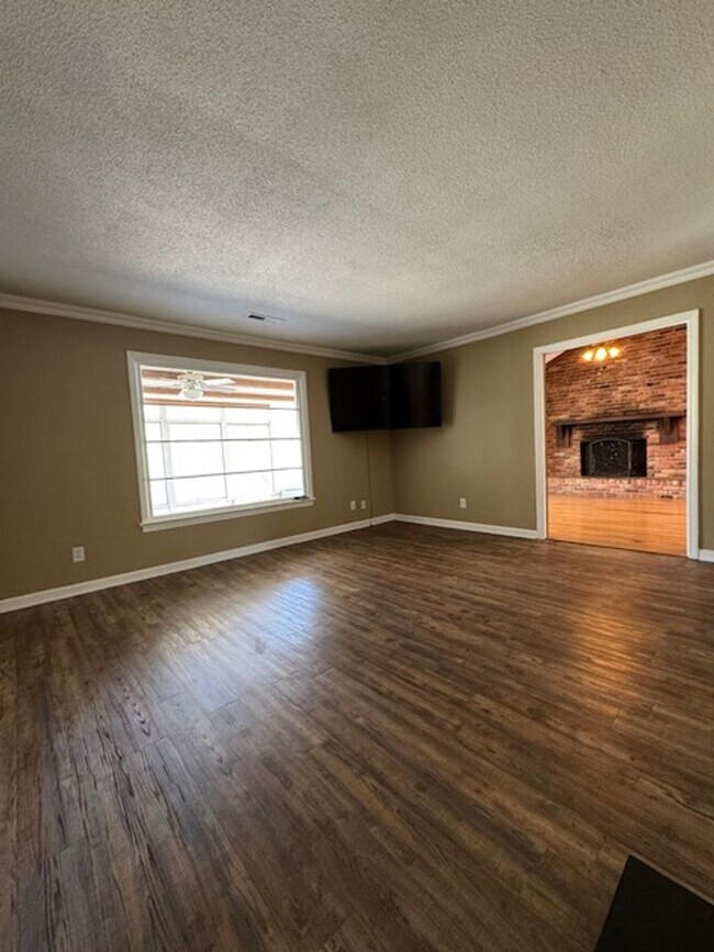 Foto del edificio - 305 Glen Oak Dr