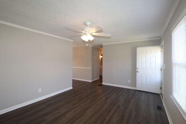 Foto del edificio - 318 Laurel Ln