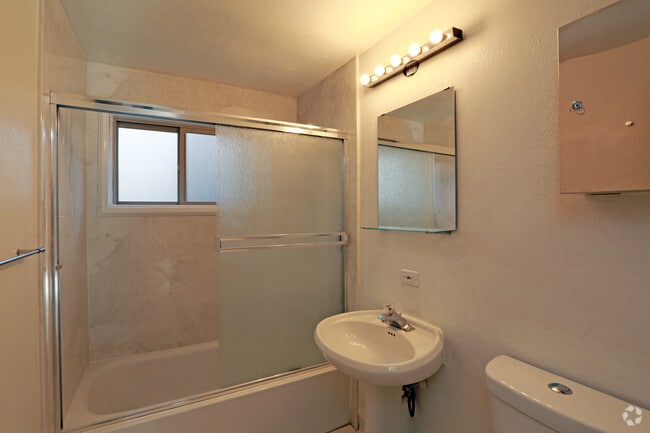 2BR, 1BA - 920 SF - 2460-2470 9th Street Apartments