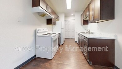 Building Photo - 215 E Arbor Ave