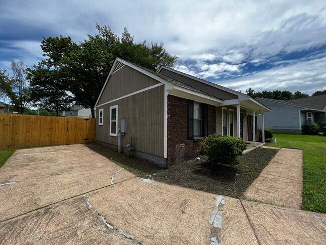 Building Photo - $500 OFF FIST MONTH'S RENT!