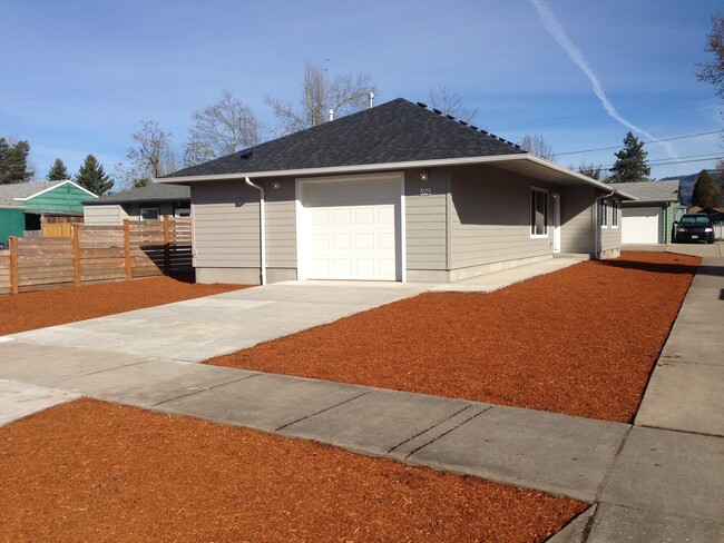 Foto del edificio - 3 bedroom, 2 bathroom Springfield Home ~ N...