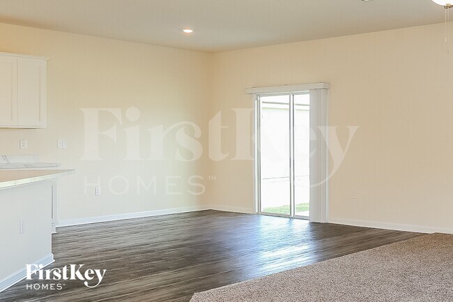 Building Photo - 2587 Beachview Dr