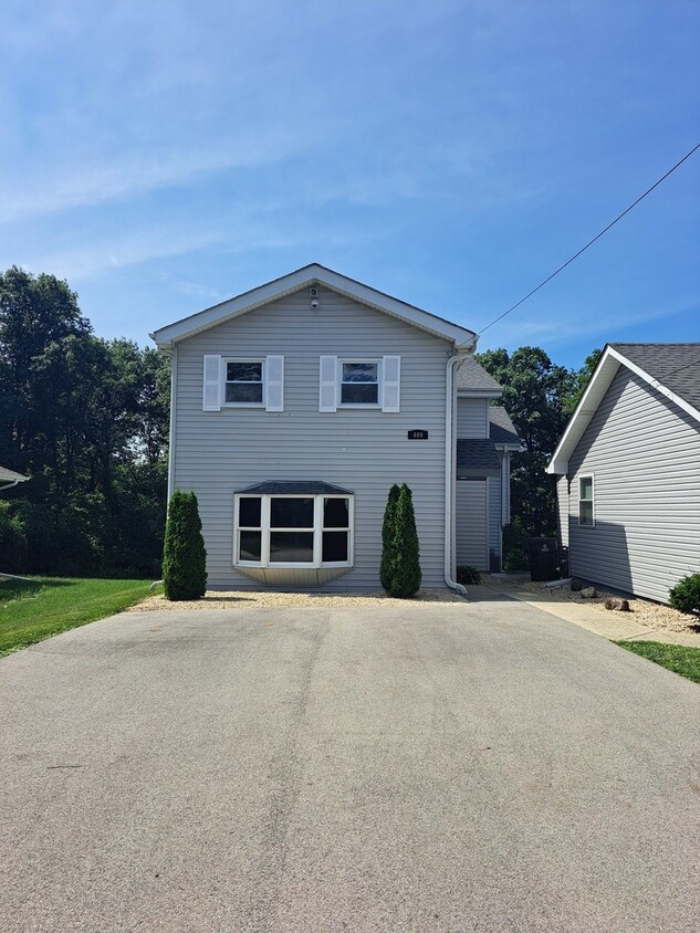 Primary Photo - 409 Bluff St