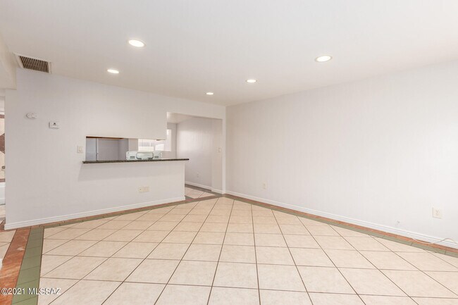 Building Photo - 3640 E Lee St