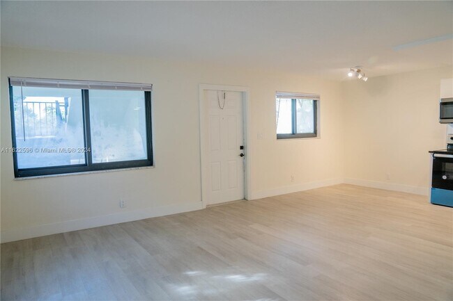 Foto del edificio - 615 NE 26th St