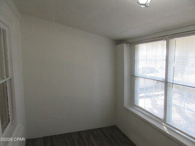 Foto del edificio - 1511 Molitor Ave