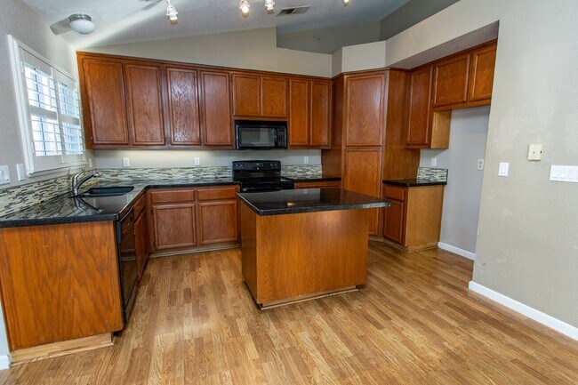 Foto del edificio - Beautiful 3 Bedroom 2 Bath